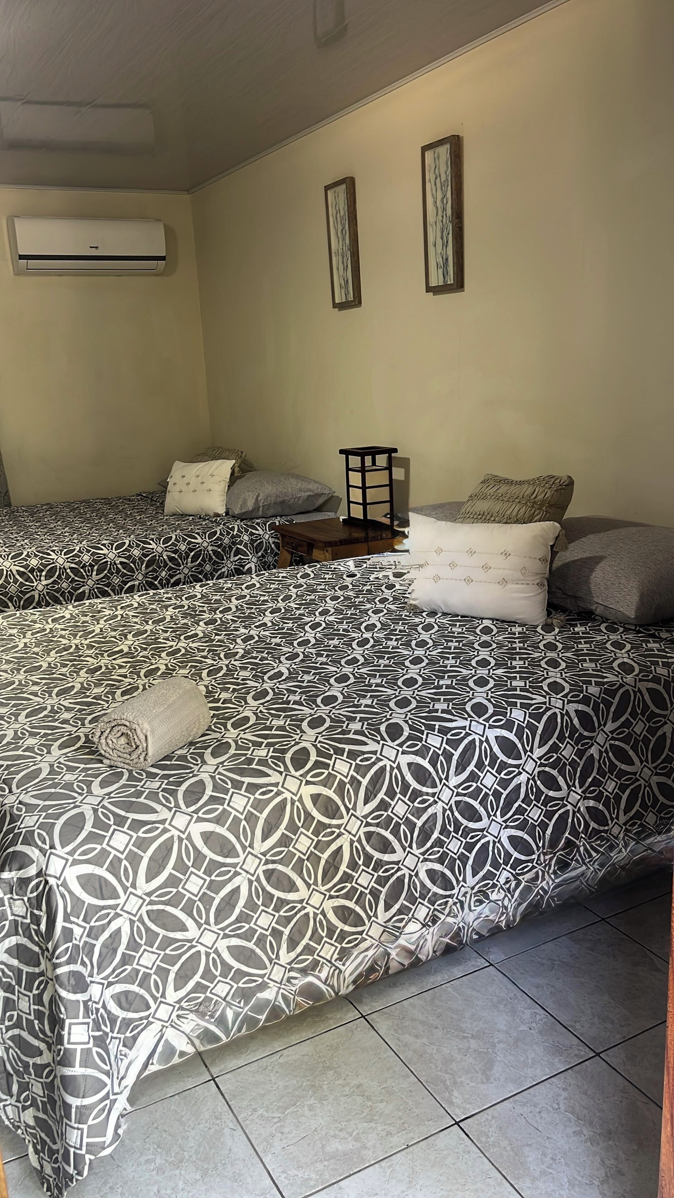 3 dormitorios, tabla de planchar con plancha, wifi gratis y ropa de cama
