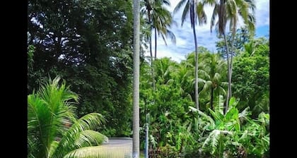 Spacious “ Home,Sweet Home” 3 mins.from the beach .Close to restaurants ,stores