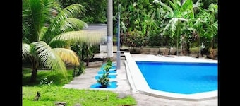 Spacious “ Home,Sweet Home” 3 mins.from the beach .Close to restaurants ,stores