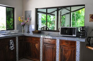 Fridge, microwave, oven, stovetop - An Encounter with Nature .  3 minutes walk  to the beach, private home. (La Libertad)