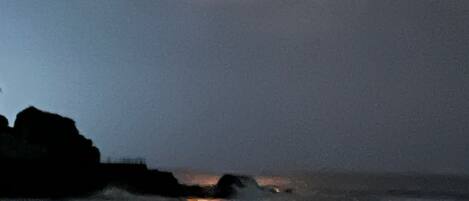 Playa en los alrededores, camastros y toallas de playa