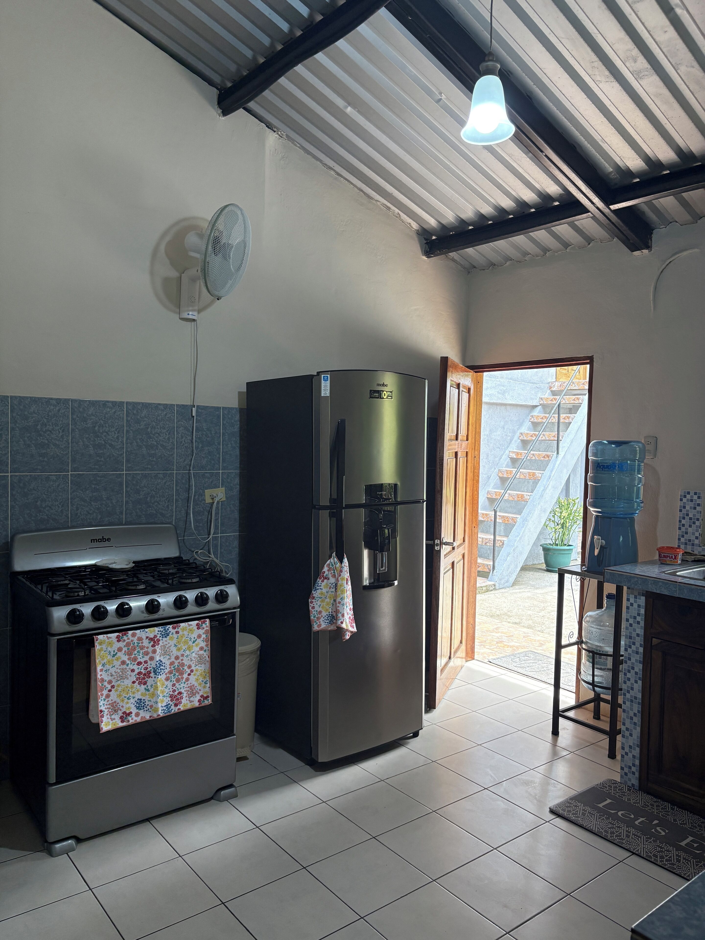 Frigorífico, microondas, horno y placa de cocina