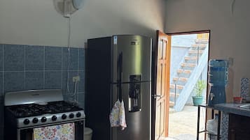 Frigorífico, microondas, horno y placa de cocina