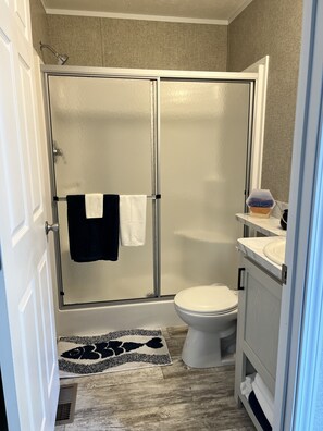 Douche, serviettes fournies, papier toilette