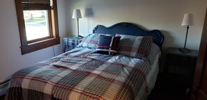 3 bedrooms, WiFi, bed sheets - Bugalicious Bungalow with 3 bedrooms and 2 bathrooms and a short walk into EVL. (Ellicottville)