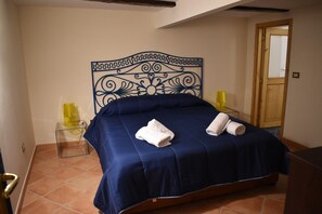 2 bedrooms, iron/ironing board, WiFi, bed sheets - Apartment in the historic center of Naples (Napoli)