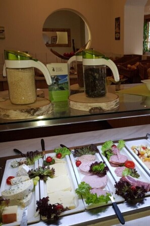 Free daily buffet breakfast  - Hotel Alpina Resort nature & wellness (Wenns)
