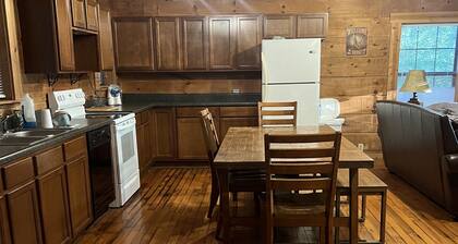Cozy cabin. Not to far from bowling green!