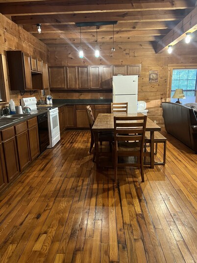 Cozy cabin. Not to far from bowling green! 