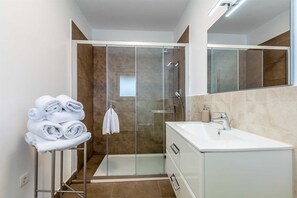 Séchoir à cheveux, serviettes fournies
