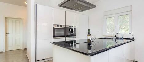 Frigorifero, forno, lavastoviglie, pentole/stoviglie/utensili