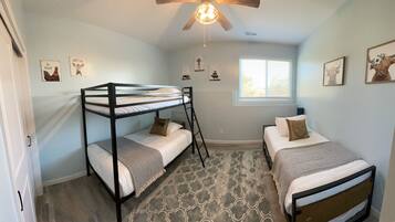 4 bedrooms, iron/ironing board, travel crib, free WiFi