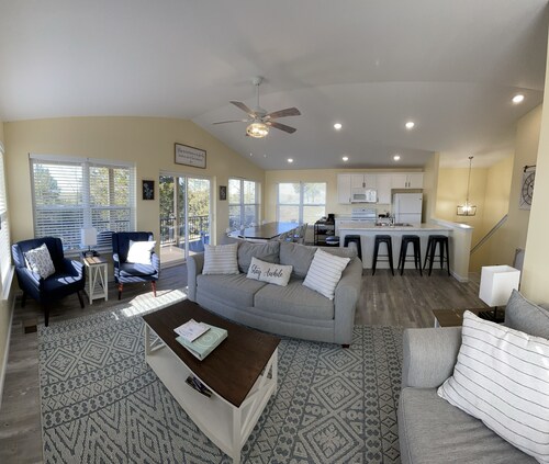 100 Acre Relaxing Retreat Near ARK- The Farmhouse