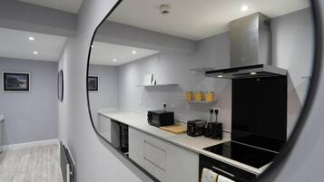 Frigorífico, microondas, horno y placa de cocina