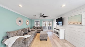 Televisor intel·ligent, videojocs, futbolí i llibres