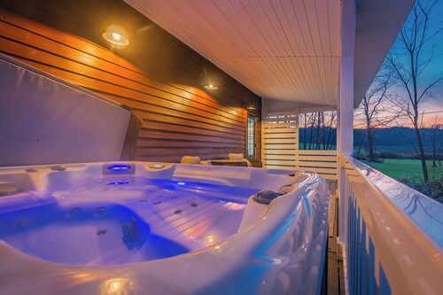 Romantic 1840s Schoolhouse > Private Hot Tub > 1 Hr to Saratoga