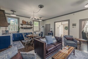 TV connectée, cheminée, livres