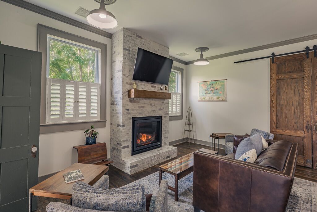 スマートテレビ、暖炉、書庫