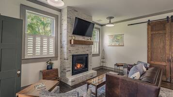 スマートテレビ、暖炉、書庫