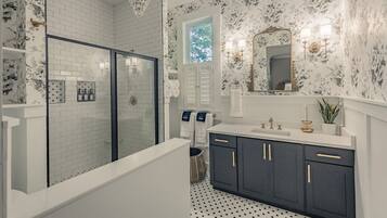 Dusche, Haartrockner, Handtücher, Seife