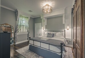 1 chambre, bureau, fer et planche à repasser, lit de bébé portatif
