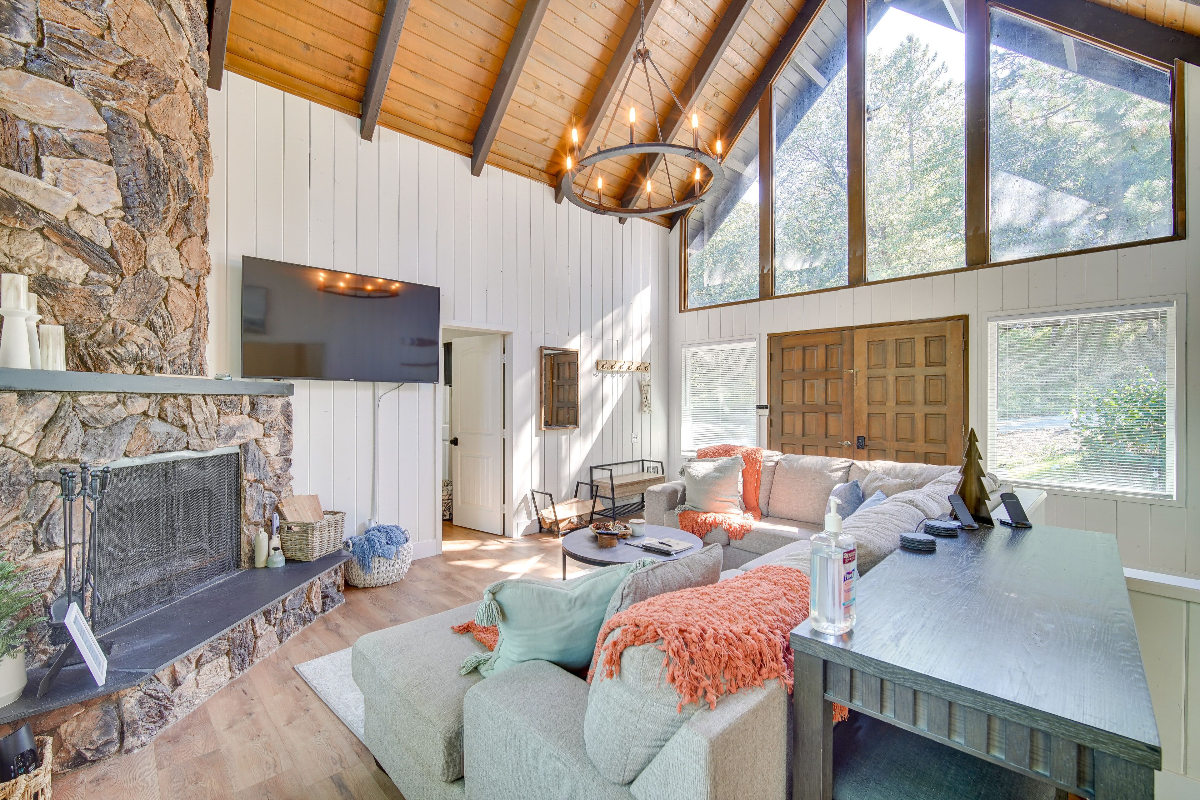 Airy Lake Arrowhead Cabin with Fire Pit!