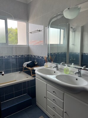 Douche, sèche-cheveux, serviettes fournies, savon