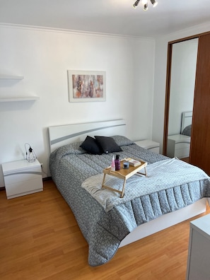 3 bedrooms, in-room safe, desk, iron/ironing board