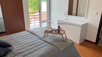 3 chambres, coffres-forts dans les chambres, bureau