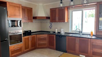 Køleskab, mikrobølgeovn, ovn, kogeplade