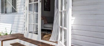 Pet friendly, walk to beach, cafes/ restaurants