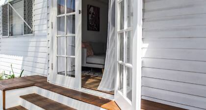 Pet friendly, walk to beach, cafes/ restaurants