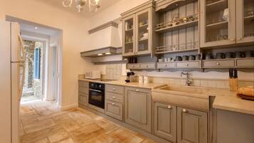 Kühlschrank, Ofen, Geschirrspüler, Wasserkocher mit Kaffee-/Teezubehör