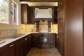 Fridge, oven, dishwasher, coffee/tea maker