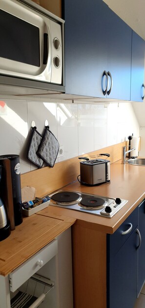 Fridge, microwave, stovetop, coffee/tea maker - Gemütliche Ferienwohnung Nahe Frankfurt (Niederdorfelden)