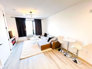 Een smart-tv en een open haard