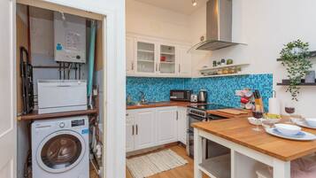 Fridge, microwave, oven, coffee/tea maker