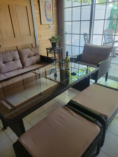 Spacious 3 bedroom, 2 full baths, hot tub, fireplace, full kitchen, outside deck