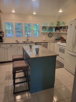 ثلاجة، ميكروويف، فرن، موقد طهي مسطح