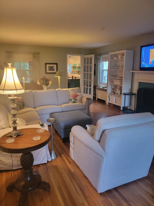 TV, fireplace, books - Spacious 3 bedroom, 2 full baths, hot tub, fireplace, full kitchen, outside deck (Anna)