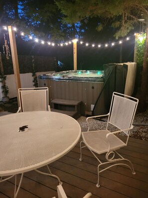Outdoor dining - Spacious 3 bedroom, 2 full baths, hot tub, fireplace, full kitchen, outside deck (Anna)