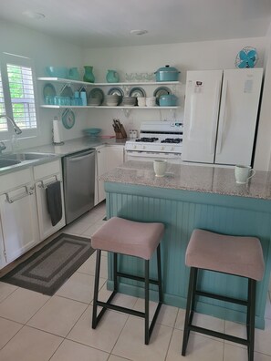 Fridge, microwave, oven, stovetop - Spacious 3 bedroom, 2 full baths, hot tub, fireplace, full kitchen, outside deck (Anna)