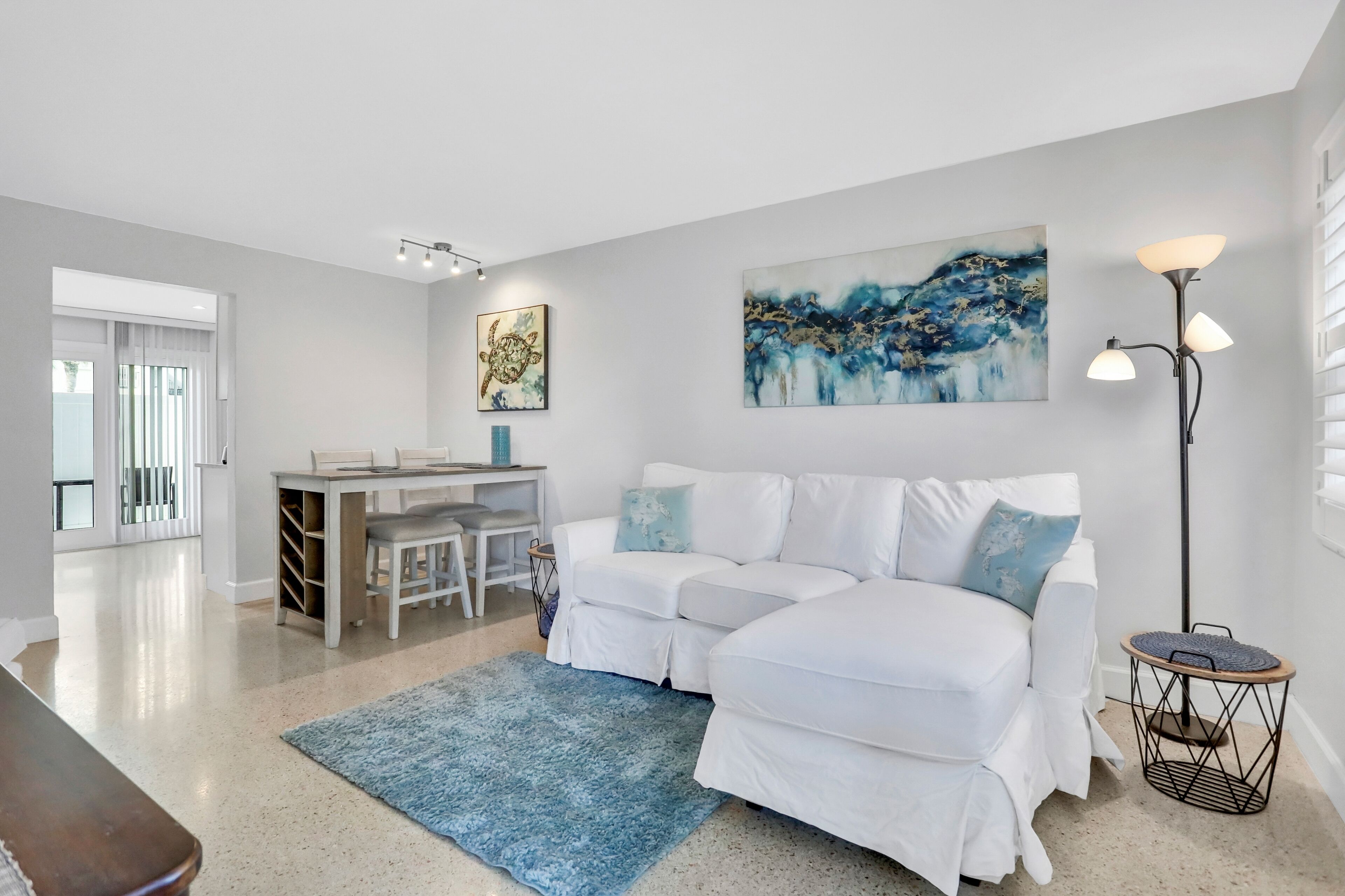Renovated duplex near Honeymoon/Caladesi Island with patio, AC, & W/D