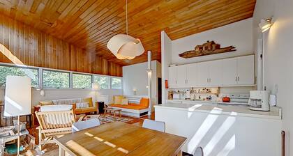 Lovely home with nearby skiing, mountain view, patio, & full kitchen