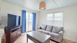 TV - Cherry Grove beautiful beach house, private pool (North Myrtle Beach)