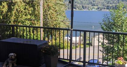 Lake Samish Cozy Retreat with the comforts of home. Huge deck, amazing views!