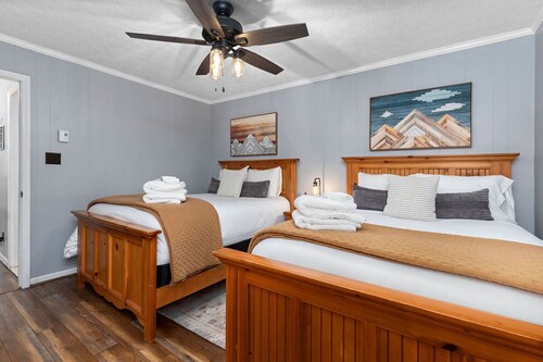 Blackwood Chalet: Hot Tub + 0.3 mile from Slopes