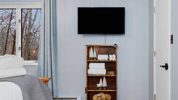 3 bedrooms, iron/ironing board, WiFi (free), bed sheets