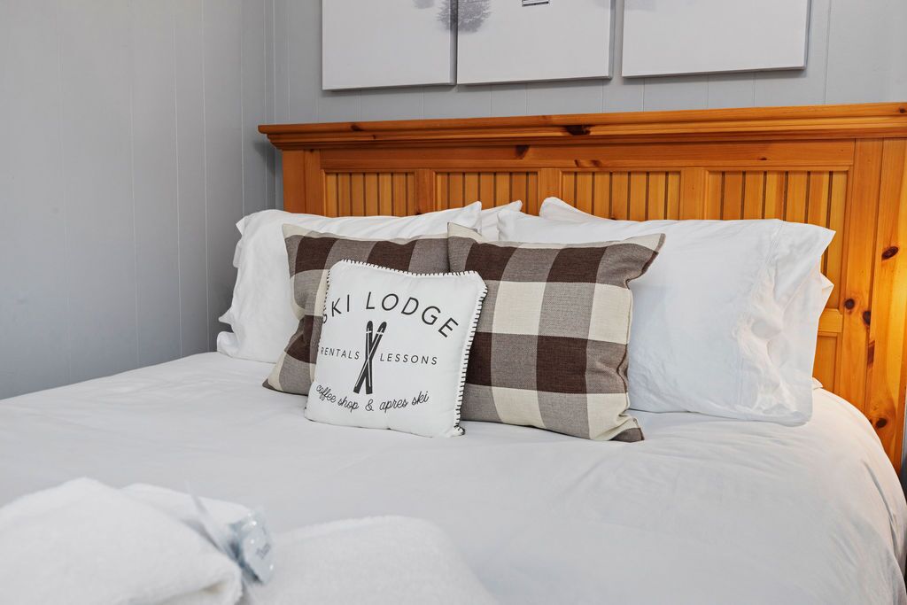 3 bedrooms, iron/ironing board, WiFi (free), bed sheets