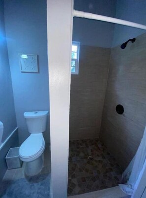 Handtücher, Seife, Shampoo, Toilettenpapier